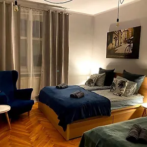Lares And Penates Апартаменты Краков